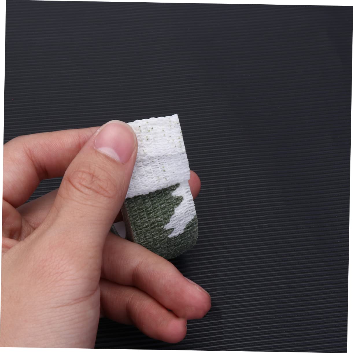 BRIGHTFUFU 1pcs Camouflage Self-Adhesive Bandage Wrap Elastic Elastic Wrap for Long Time Use Comfortable Support No Stick to Hair or Skin Essential for Home Outdoor Activities