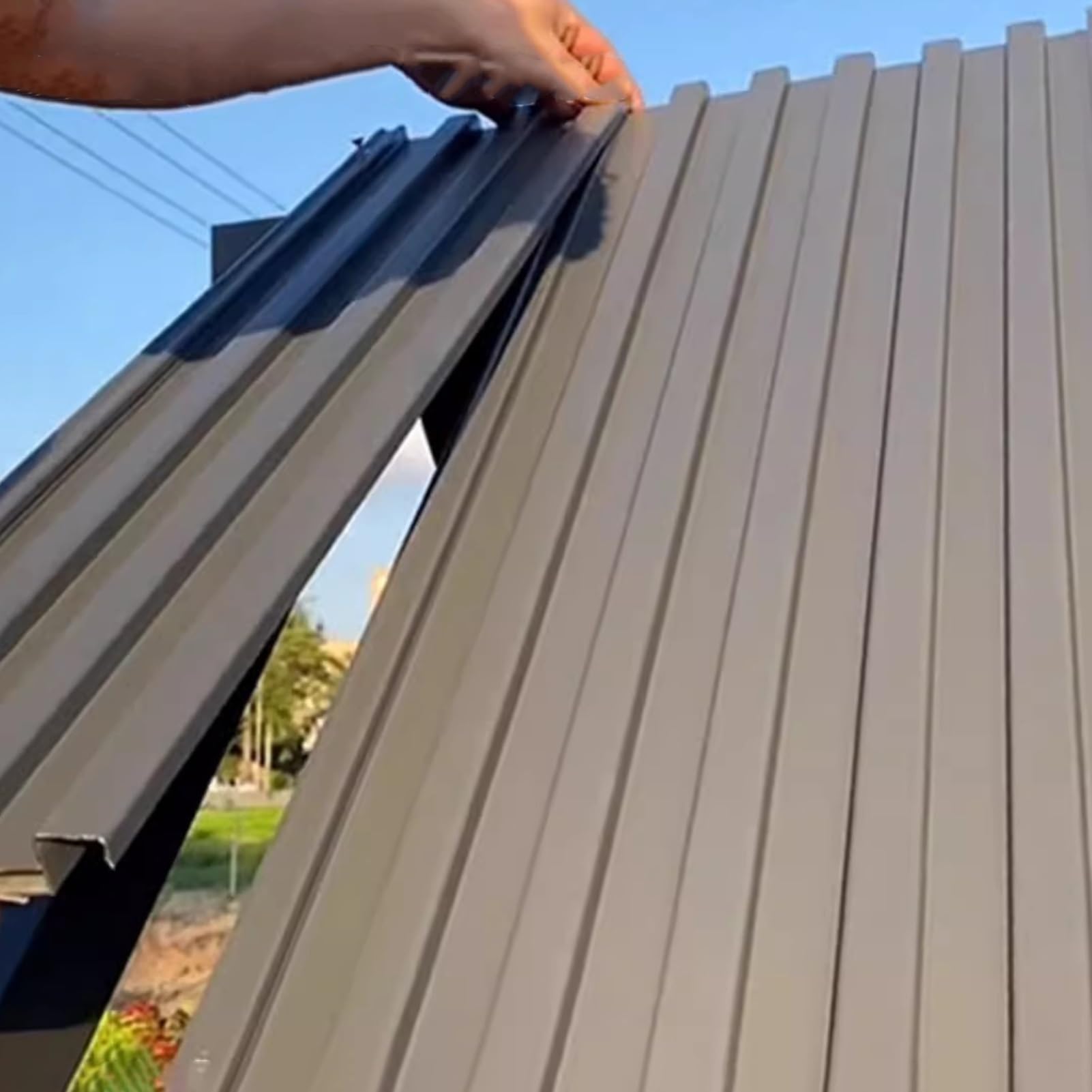 Tuiles Ondulées pour Toiture en Aluminium Durable | Finition Gris Élégant