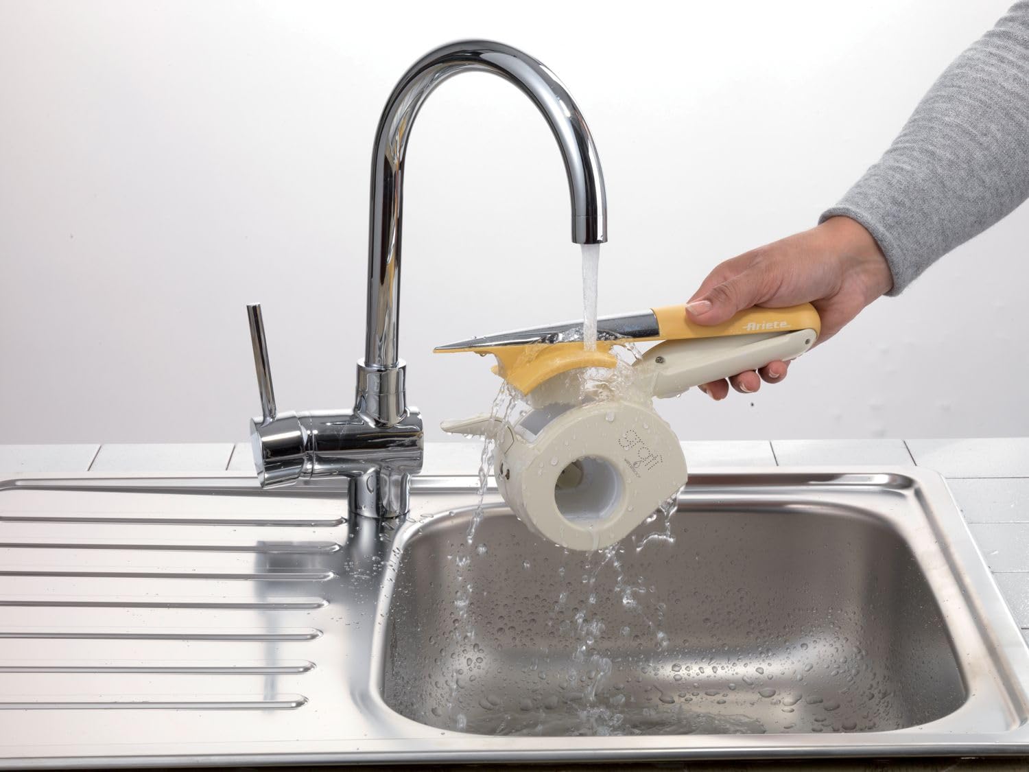 Ariete 457 Gratì Waterproof, Râpe Électrique à Fromage, Chocolat et Fruits Secs, sans fil, lavable à l'eau courante, 2 Rouleaux en Acier Inoxydable, Blanc et Jaune