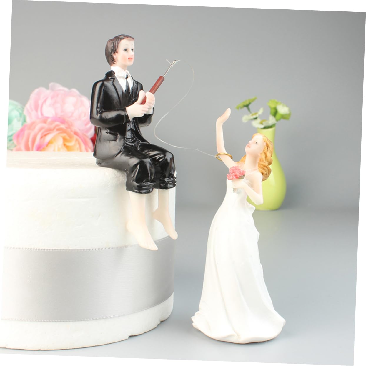 Abaodam 2stücke Brautpaar Tortenstecker Aus Resin Romantische Hochzeitsdekoration Mit Kuss-design Für Kuchen Bei Hochzeiten Und Jubiläen