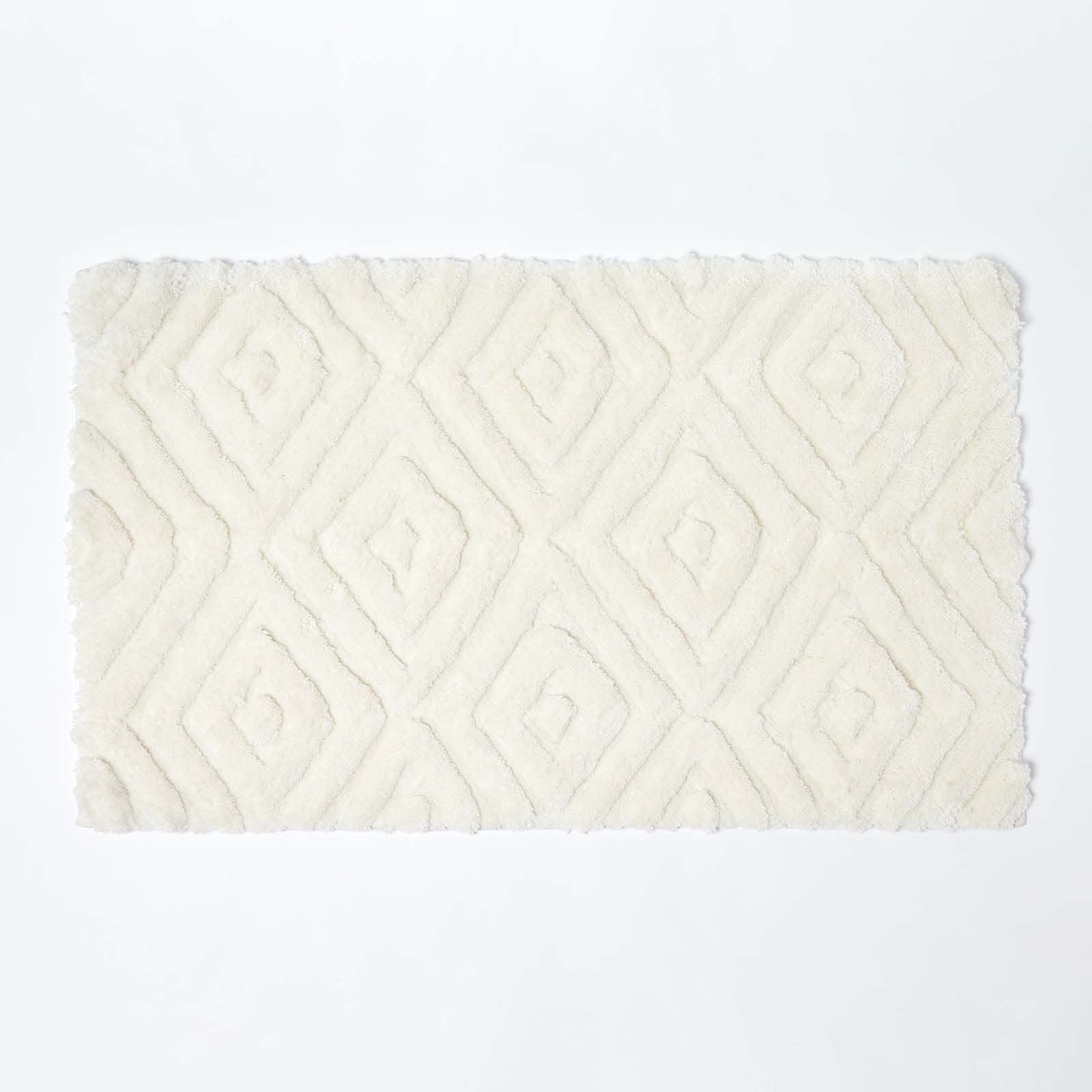 Homescapes White Super Absorbent Ikat Pattern Bath Mat In