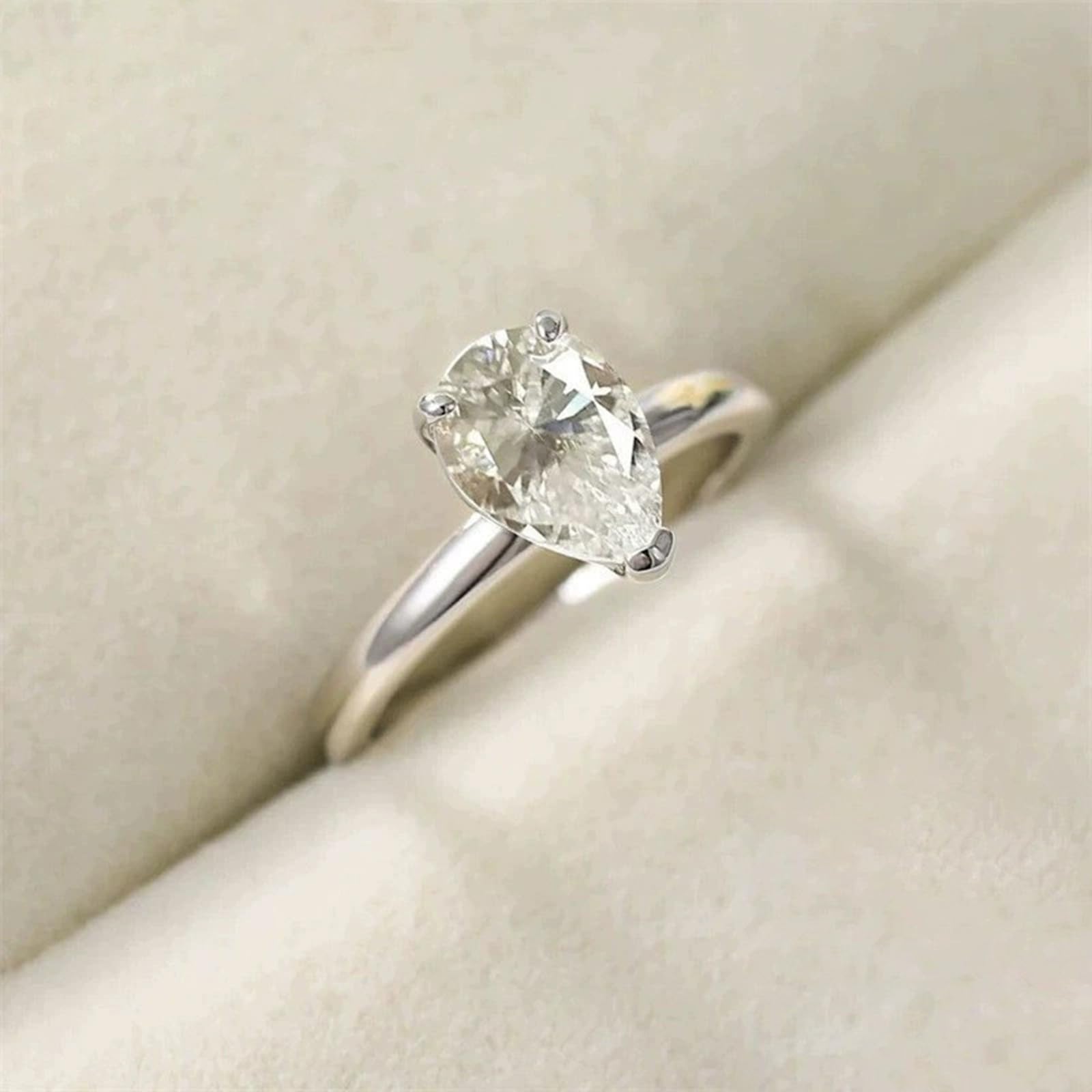Elegante anello di fidanzamento sottile solitario per donne con zirconia cubica a forma di pera in Argento 925