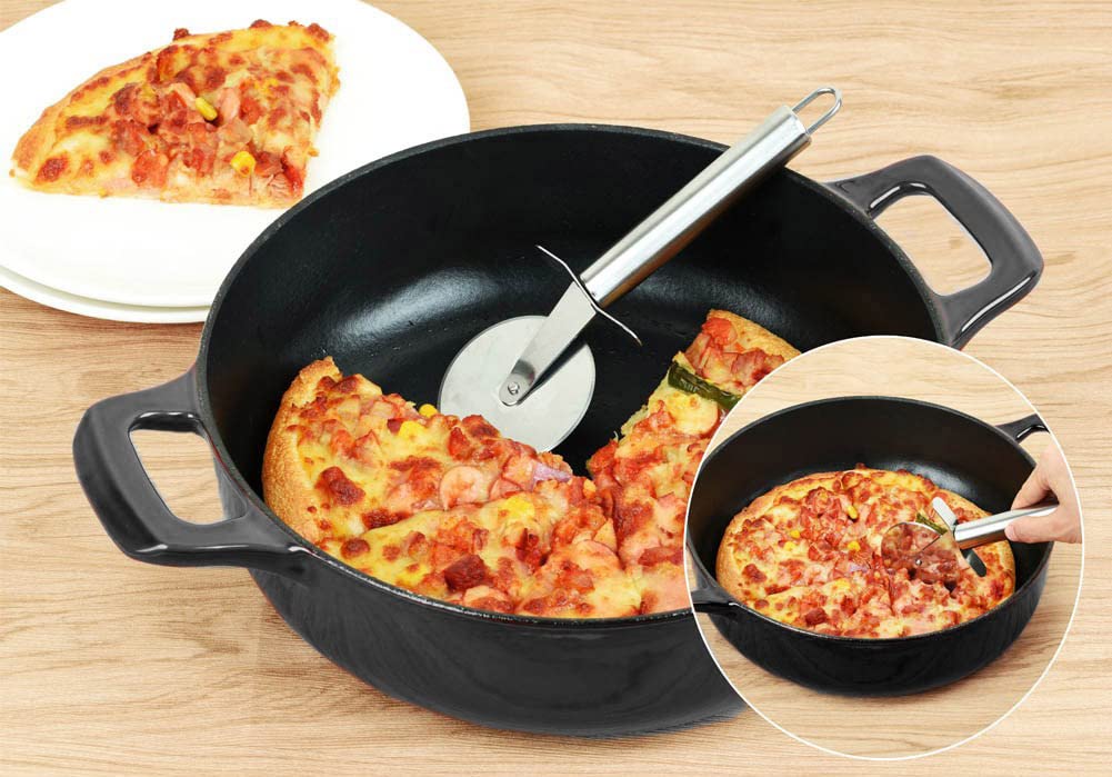 La Cuisine Cacerola de hierro fundido esmaltado con tapa, 28 cm de diámetro. Revestimiento interior de esmalte negro mate, acabado exterior de esmalte negro brillante. Apta para horno.