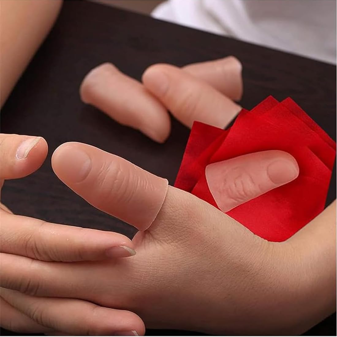 2 accessori magici per il pollice, trucco di magia, accessorio di magia e 2 fazzoletti rossi, 1 grande e 1 piccolo, adatti a tutti, per la festa degli articoli di magia.