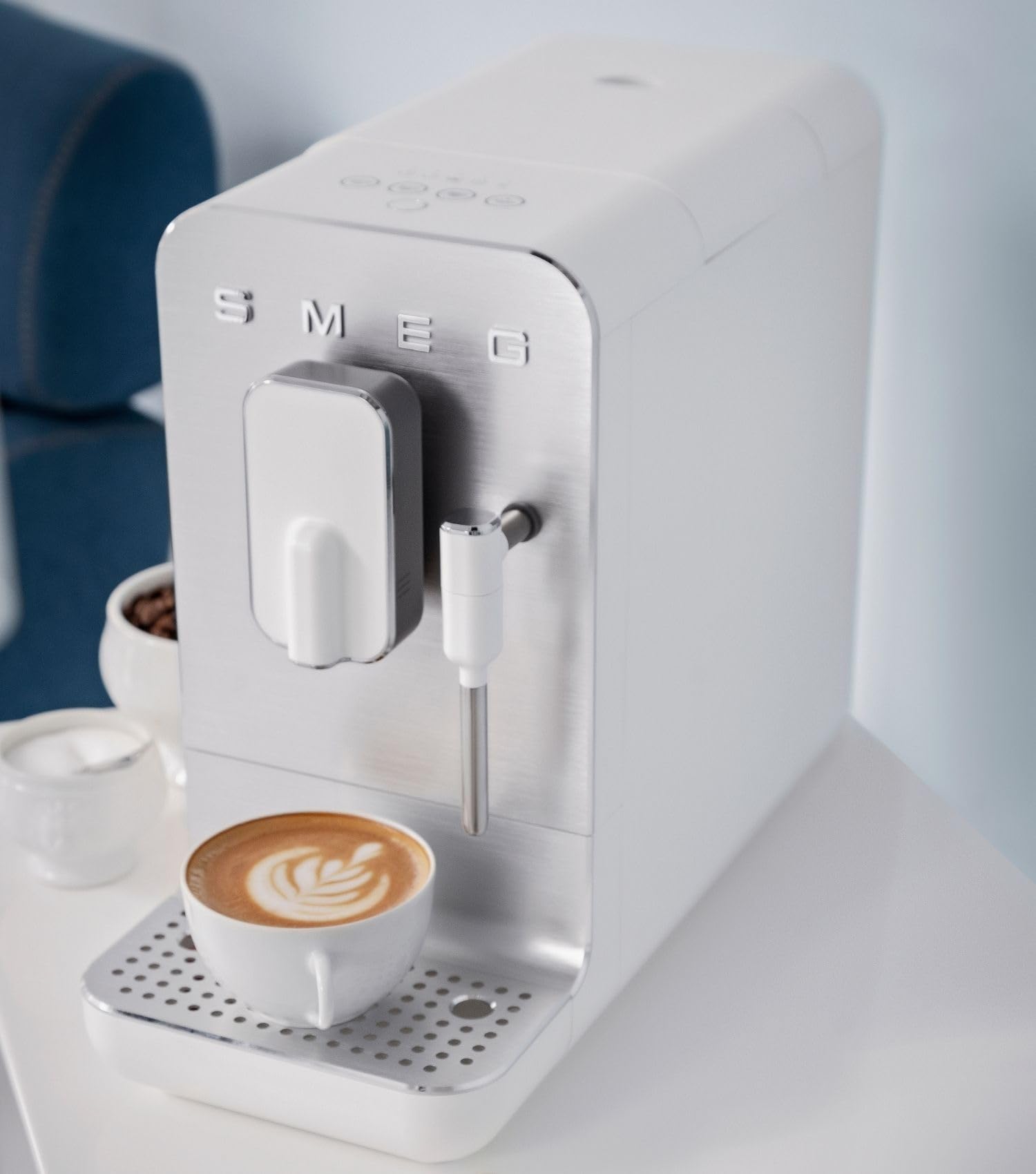 Smeg, Macchina da Caffè Espresso Automatica BCC12WHMEU, Lancia Vapore, Macinacaffè Integrato, Sistema Thermoblock, Serbatoio 1,4L, Cassetto Raccogligocce Rimovibile, Dimensioni Compatte, 1350W, Bianco
