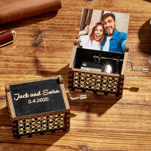 VEELU Regalos para Parejas Aniversario Caja de Música de Madera Personalizada - Grabado Antiguo con Canción, Foto y Texto - Regalo Romántico para Mujeres Hombres Novio, Novia, Esposo, Esposa