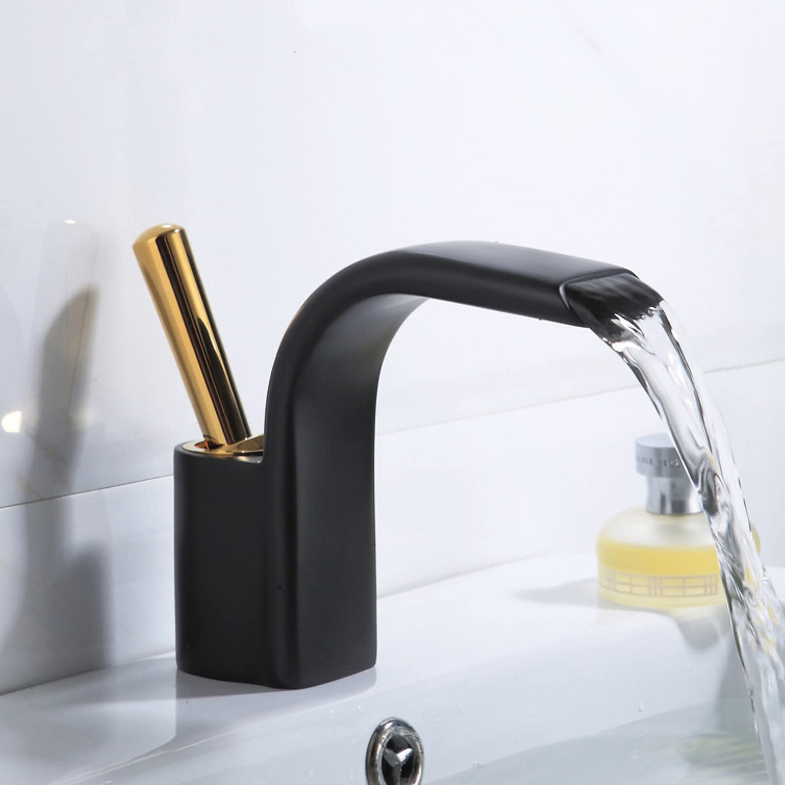 Cascade de robinet de lavabo en laiton mitigeur eau chaude froide design or noir