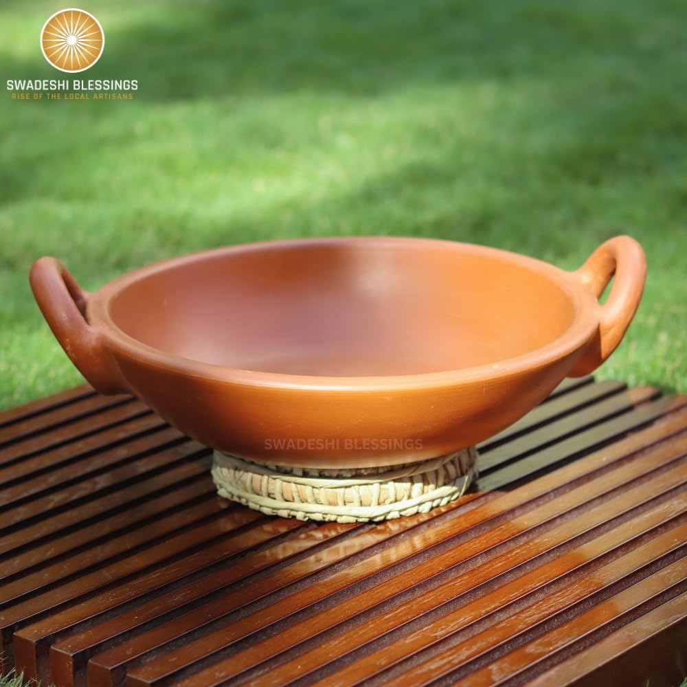 SWADESHI BLESSINGS Gamma esclusiva fatta a mano per argilla/Mitti/Earthen Kadai per cucinare, 1,8 litri (con tonalità di cottura naturale e lucentezza a specchio) + supporto in foglia di palma (rosso