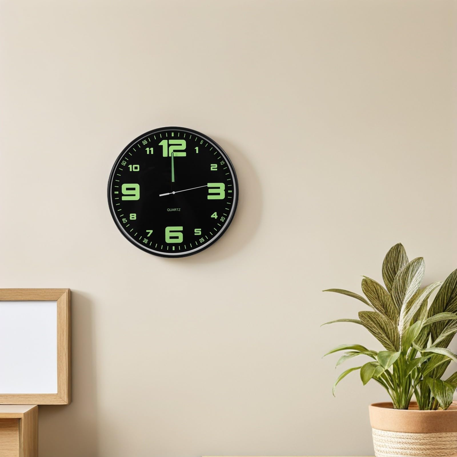 INOOMP Orologio luminoso che si illumina al buio, 11,6 pollici, con cornice nera, al quarzo, silenzioso, a batteria, ideale per camera da letto, cucina e bagno.