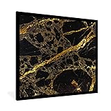 Livré avec un cadre : le poster est livré avec un cadre en plastique noir. Le plastique du cadre a une texture bois (fine), ce qui lui donne un look classique et indémodable.