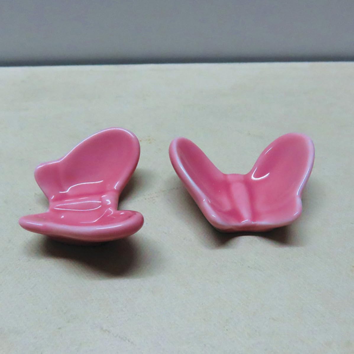 Cabilock 4pcs Ceramic Chopstick Rest Holder in Pink, Butterfly Shape Chopstick Support for Fork and Spoon, Practical Tableware Decoration for Home Dining