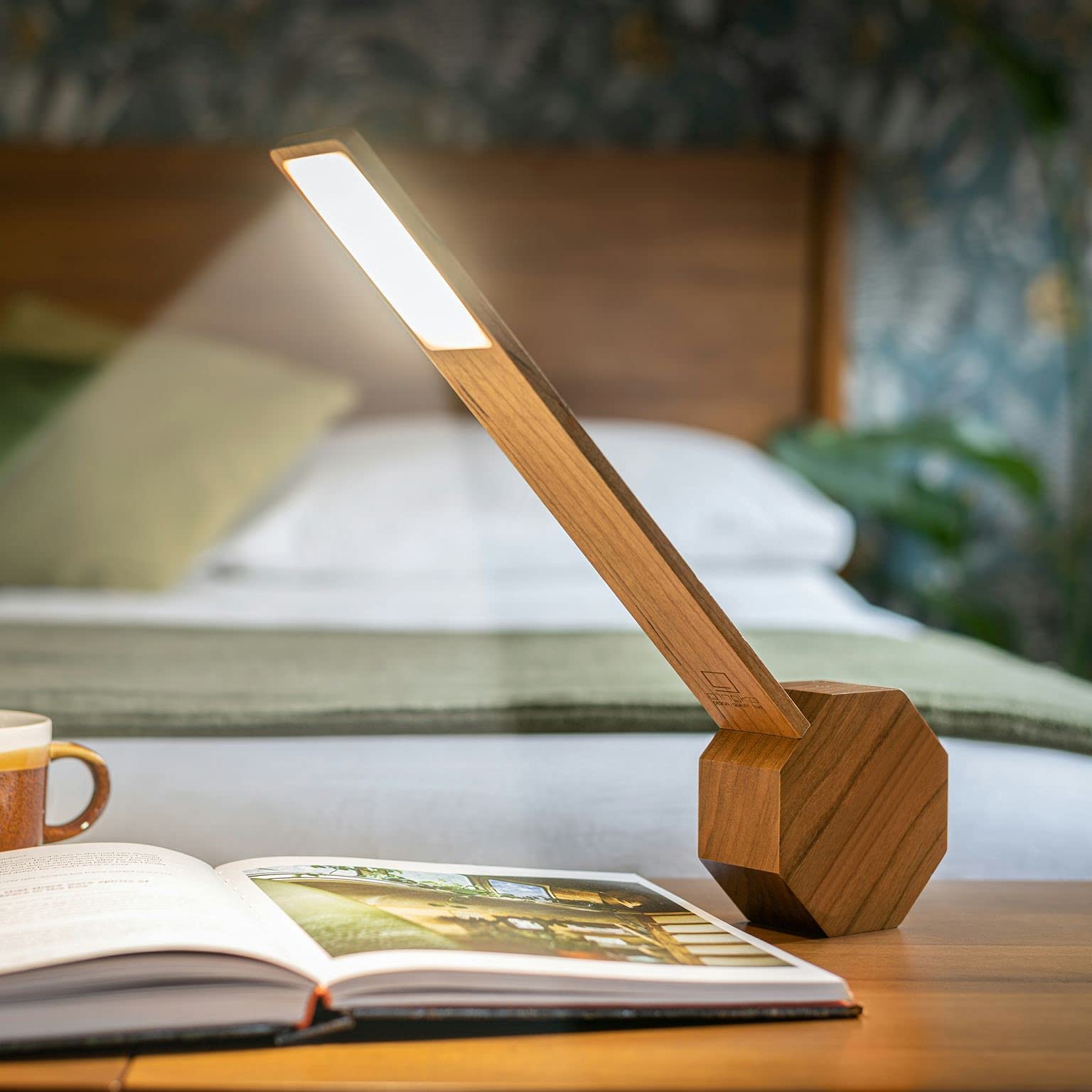 Gingko Octagon One Plus Wiederaufladbare LED Wecker Schreibtischleuchte aus nachhaltigem Naturholz, Kirsche