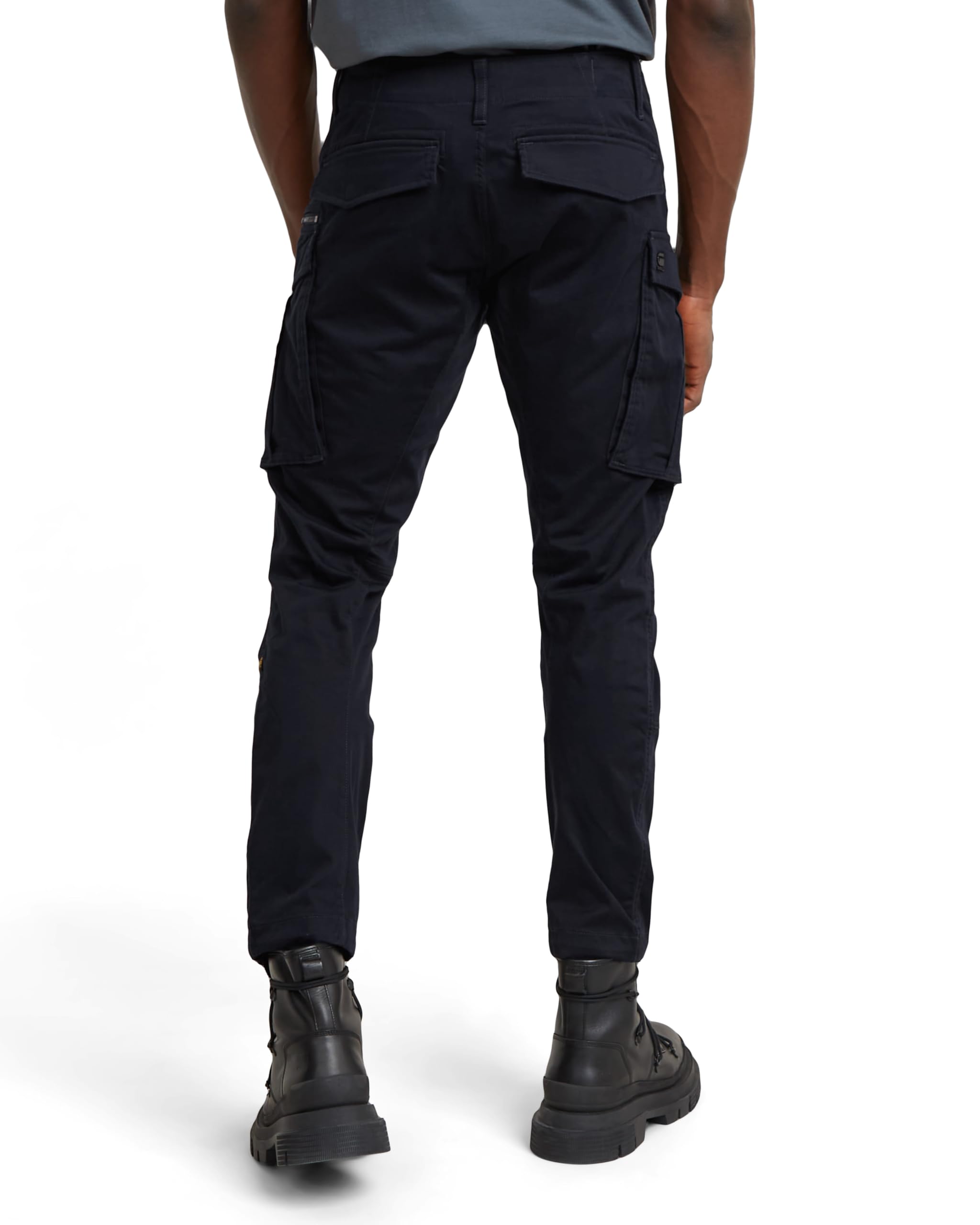 Detalle de los múltiples bolsillos cargo y cremallera lateral en los pantalones G-Star Rovic Zip 3D.