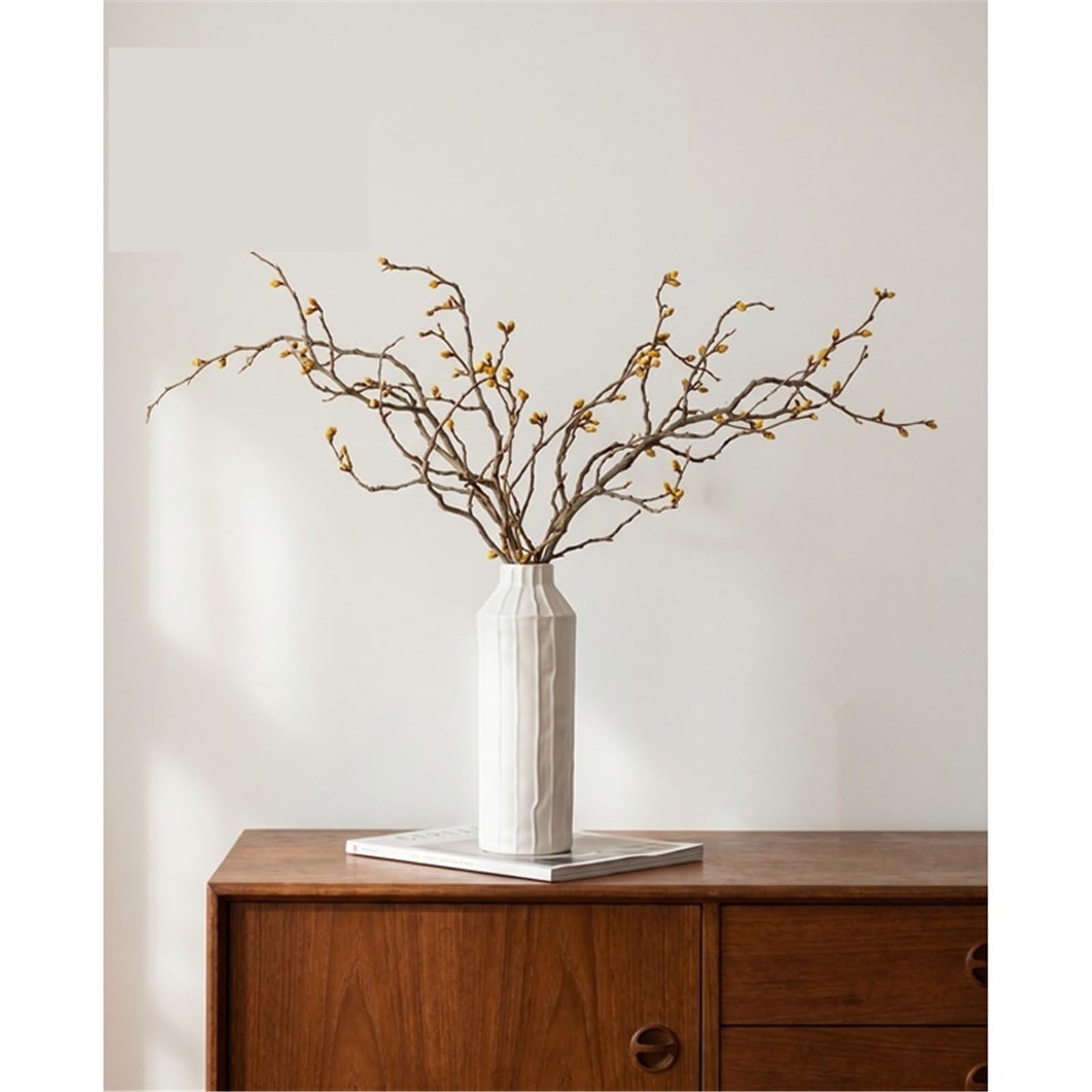 Minimalistyczny biały żebrowany wazon ceramiczny o wysokości 34 cm stół