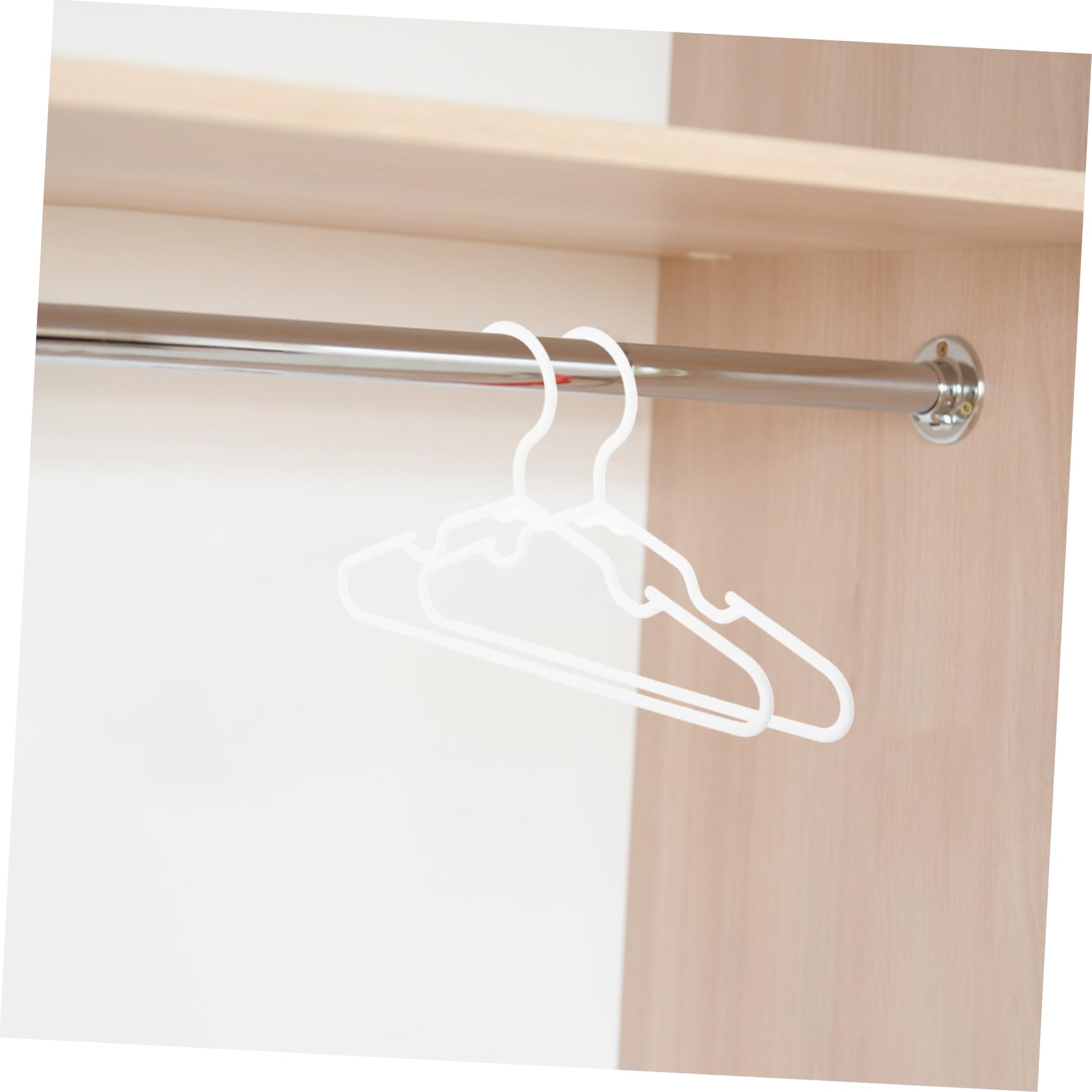 Kleiderbügel aus Kunststoff 50 Stück Packung Weiß Platzsparend ohne Abdrücke Kinderkleiderbügel für Kleinkinderkleidung im Kleiderschrank und Reisen