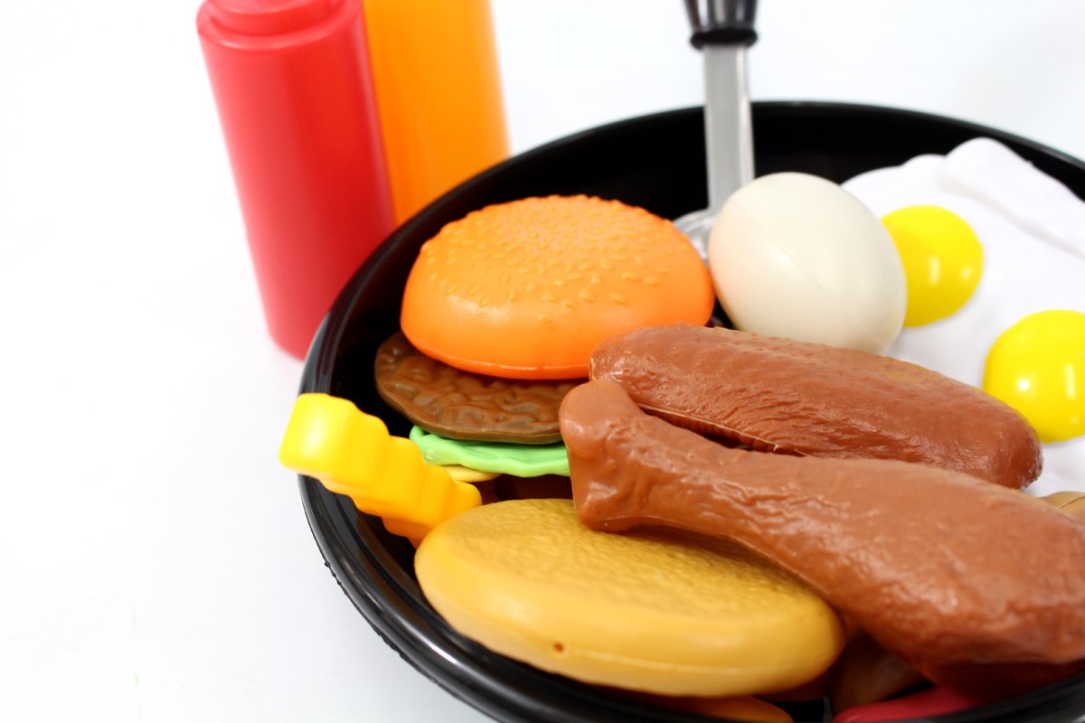 25 Pcs Play Food Kids Toy Set for Toddlers, Kitchen Cooking Toy Fast Food Pretend Play Toy Grill Set with Pan, Spatula & Sauce Bottles