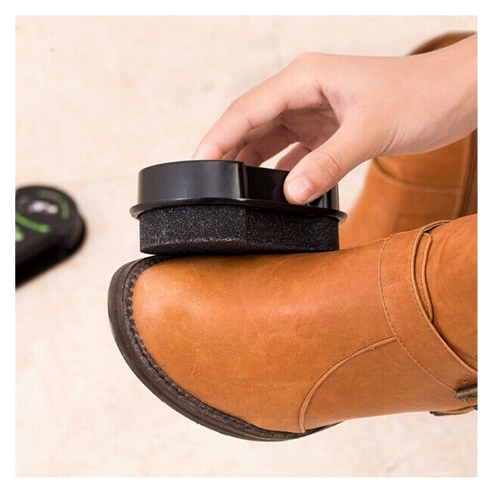 Cera Para Zapatos Hombr Mano Con Una Ponja Para Lustrar Zapatos