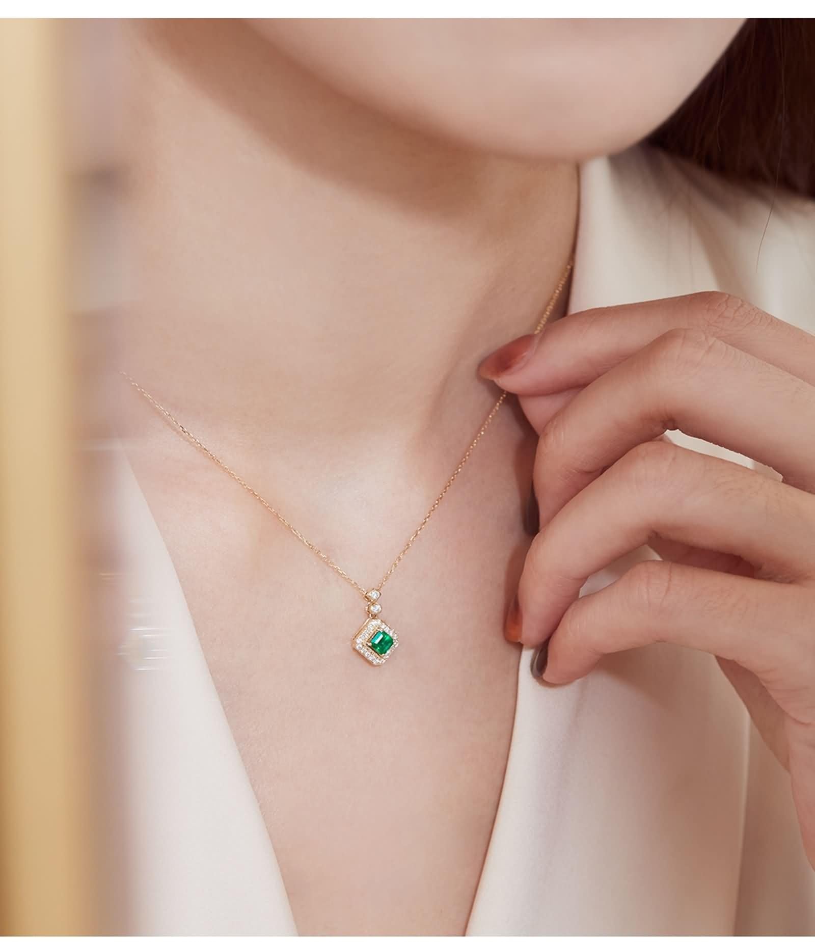 Łańcuszek damski, łańcuszek z wisiorkiem w kształcie kwadratu, 0,25 ct, szmaragd i diament żółte złoto, prezent urodzinowy dla najlepszej przyjaciółki