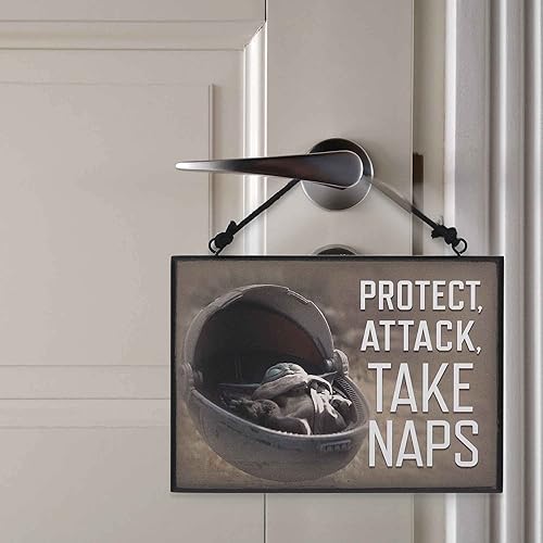 Vista 5 de Disney Star Wars Baby Yoda - Letrero colgante de doble cara – Decoración de guardería de Baby Yoda – Protege, ataca y toma siestas Gris