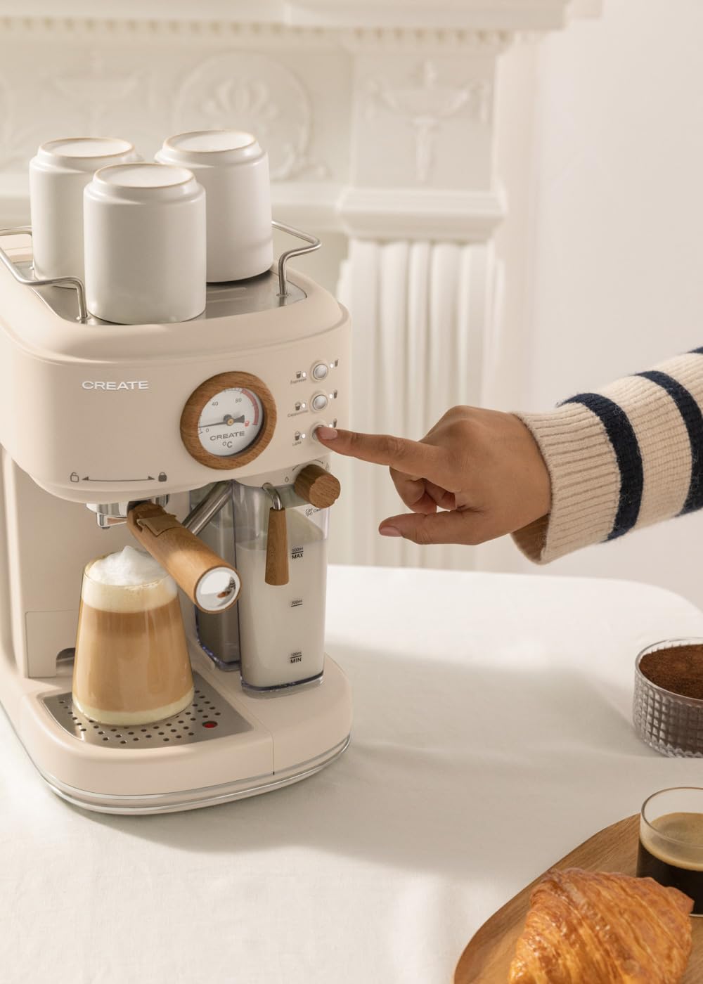 CREATE / THERA RETRO PRO/Caffettiera Express semiautomatica Sabbia / 20 bar, serbatoio latte, vassoio antigoccia, due uscite, capacità 1,5 l, per caffè macinato, 1250 W