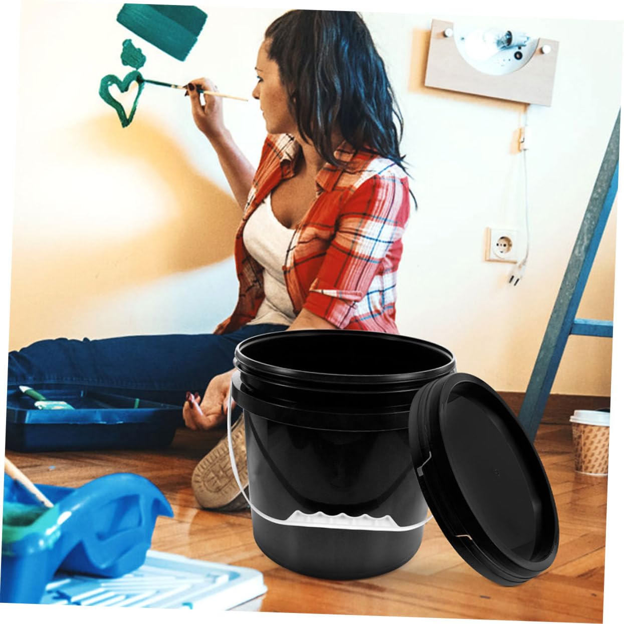 Cubo de Pintura Negro de Plástico 10l con Tapa Segura | Almacenar y Transportar Líquidos, Asa Ergonómica, Prevención de Derrames, Uso DIY y Amplia Aplicación