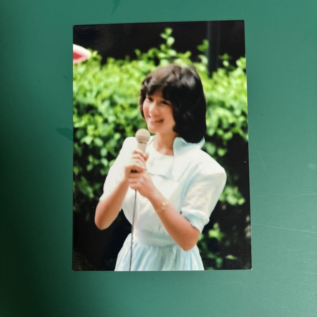 Amazon.co.jp: 岡田有希子さん 写真2205 10枚セット : おもちゃ