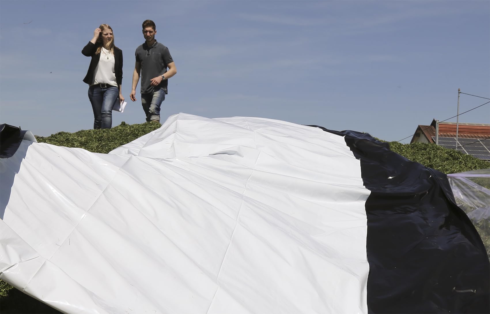 EraGreen Premium Silofolie 150 µm 10m x 4 m - Abdeckplane extrem dehnbar - ideal für Pools, Garten & BAU, UV-stabil, Poolplane Schwarz/Weiß, Poolfolie, Abdeckfolie, Gartenfolie, Siloplane