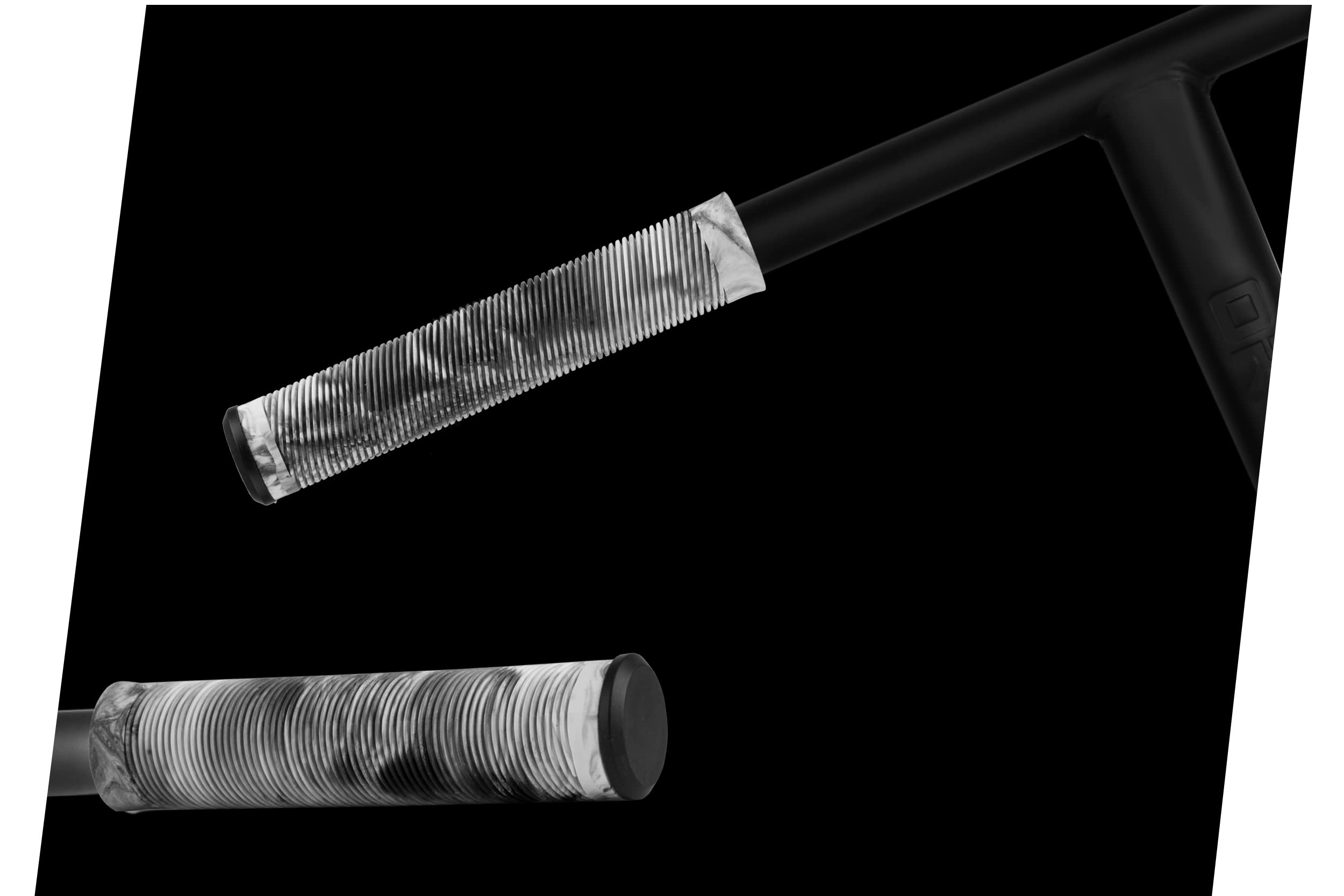 Gripy uchwyty do hulajnogi czarno - białe 142mm G3 2 szt.
