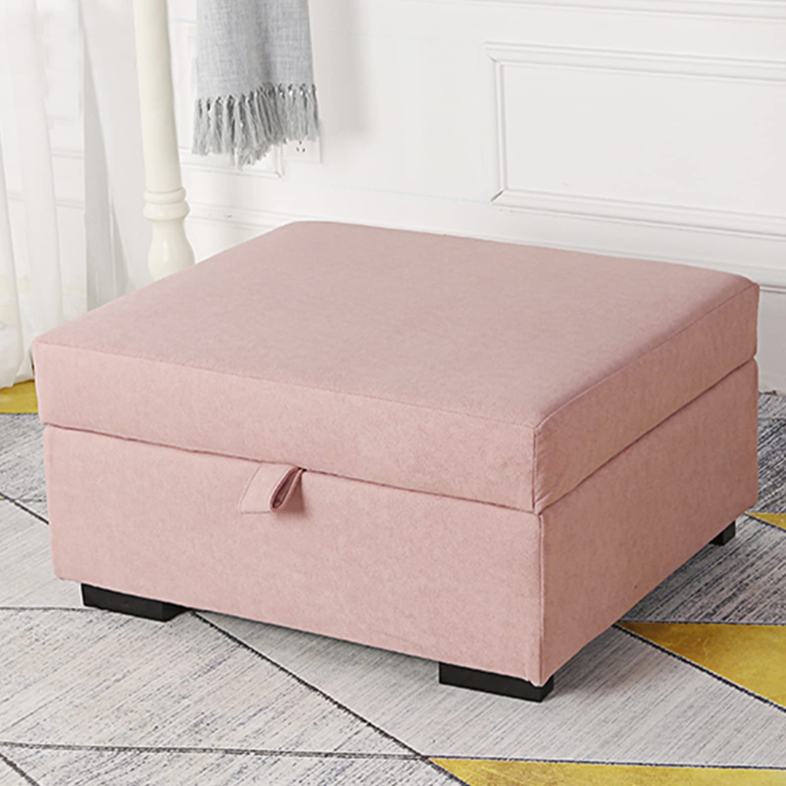 Pouf rectangulaire en velours rose pour optimiser le salon et le bout du lit de chambre