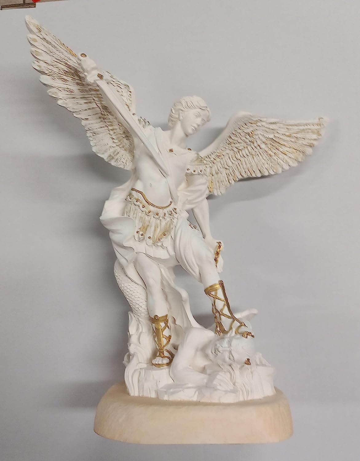 Generico ArteSacraCaravaggio Statua San Michele Arcangelo, in resina cm 43 all'ala, per interni ed esterni, bianco e oro, decorata a mano, produzione artigianale italiana