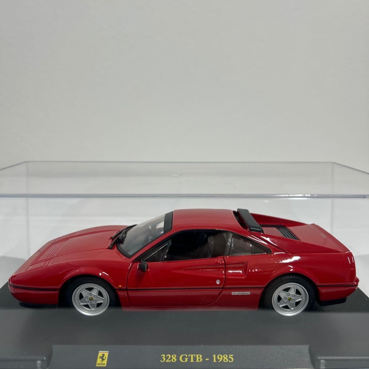 Ferrari 328 GTB プラモデル 1/24 Ferrari 328 GTB プラモデル 1/24 Modellino auto Bburago 1/24