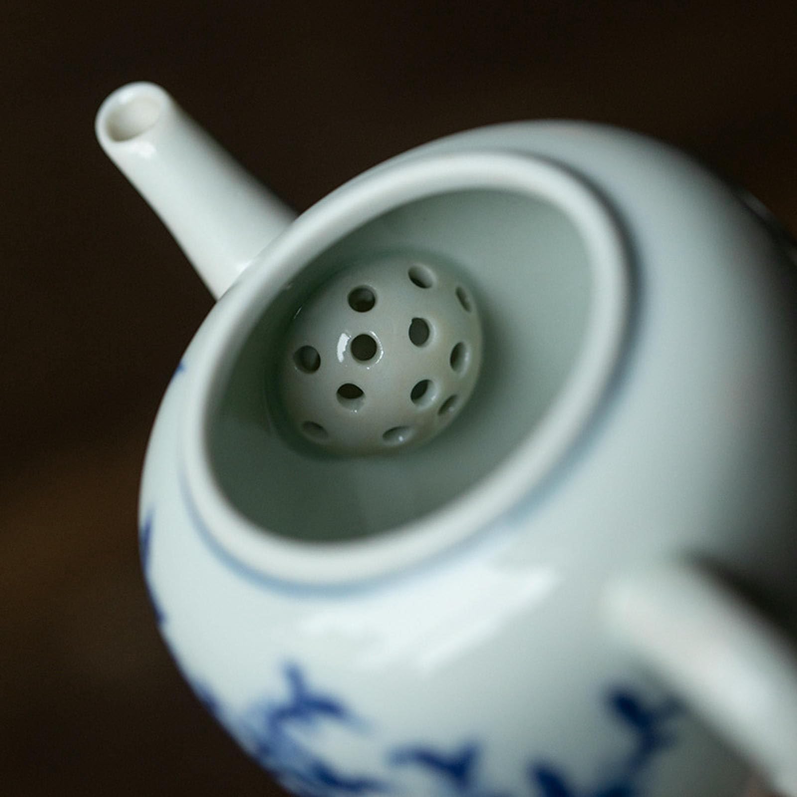 Antyczny chiński niebieski i biały czajniczek, antyczny ceramiczny zestaw do herbaty kung fu - pawi niebieski i biały, glazurowany na czerwono