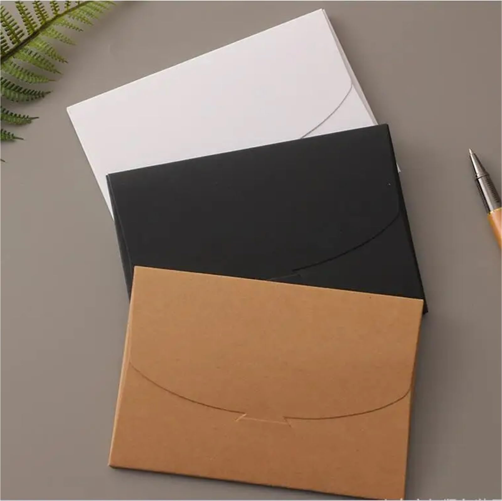 Koperty na karty podarunkowe 100 szt. z okienkiem papieru pakowego pocztówki Zdjęcia Opakowania biznesowe Wakacje Wesela(Brown with window)