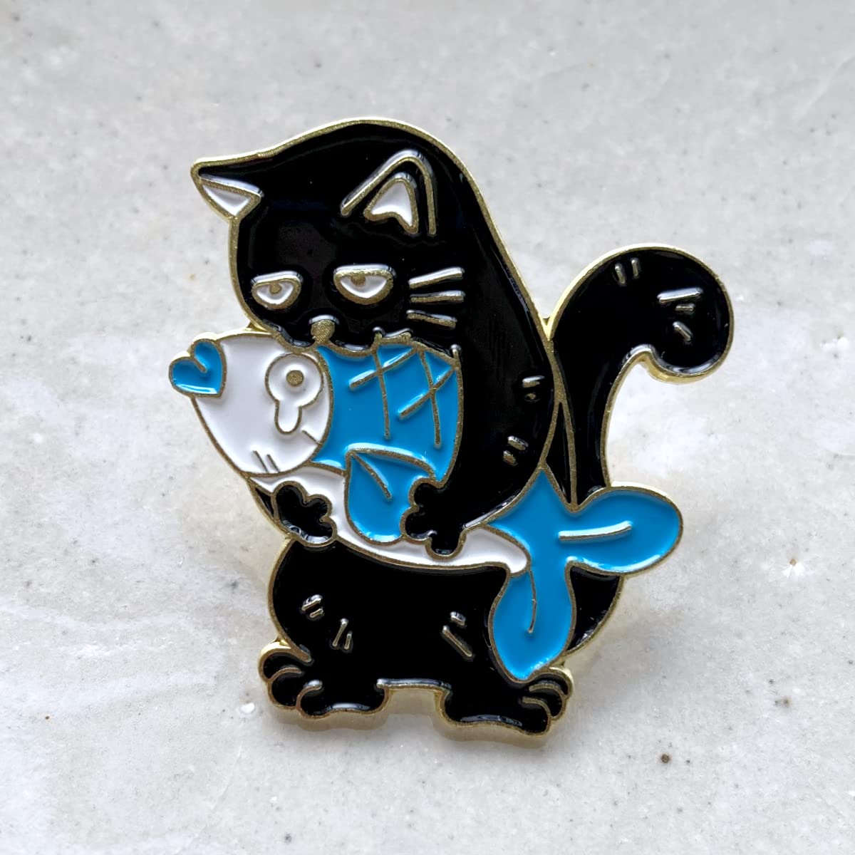 Amazon.co.jp: 魚を抱えた黒猫 おさかな泥棒ネコピンバッジ ピンズ 