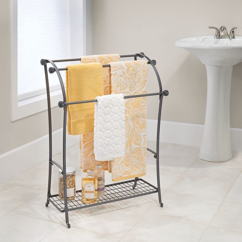 mDesign Support à Serviettes – Porte-Serviettes sur Pieds avec 3 Barres – sèche Serviettes en métal avec Un Espace de Rangement pour Les Accessoires de Bain – Gris