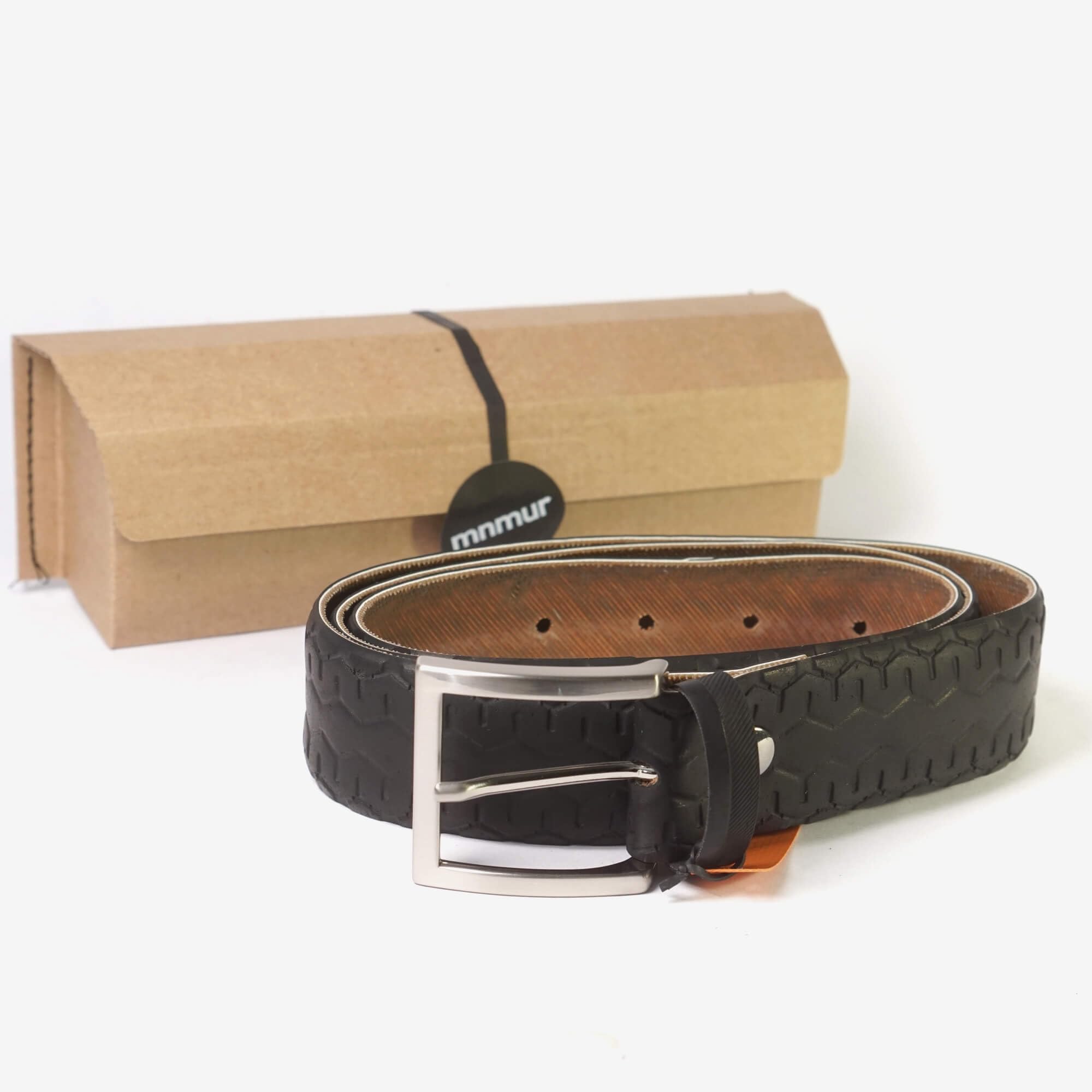 Ceinture homme noire élégante et fine en tissu fabriqué à partir de pneus de vélo. Taille M/L. Fabriquée à la main en Italie, longueur : 128 cm. Vegan friendly.