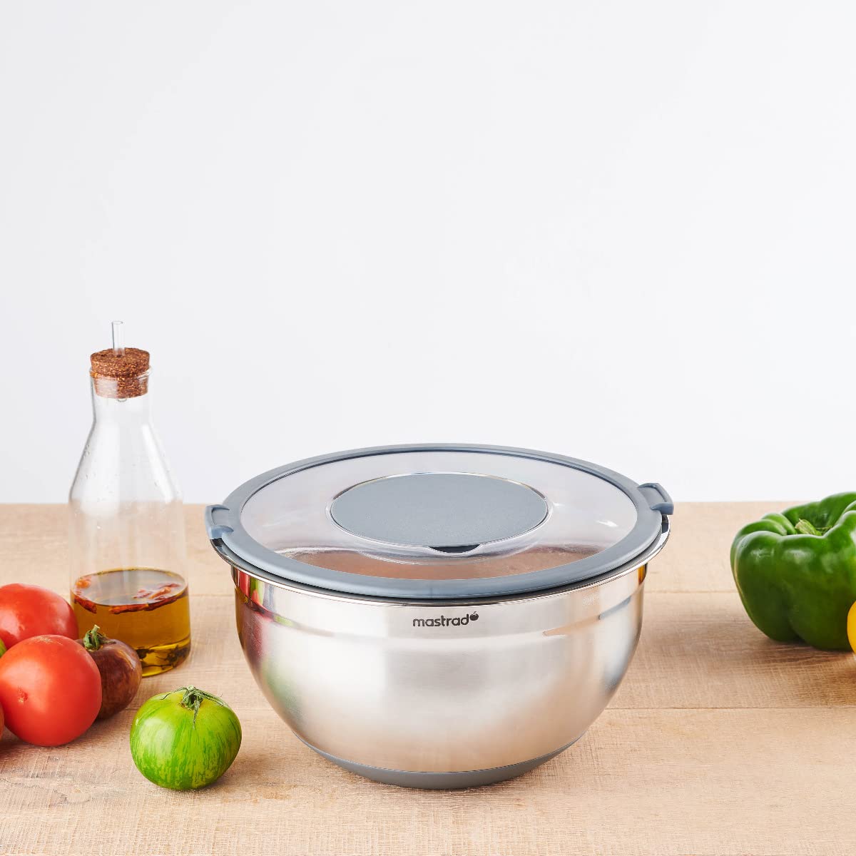 Mastrad F29464 - Cuenco de acero inoxidable (24 cm de diámetro, tapa transparente), base antideslizante de silicona, ideal para la preparación, el servicio y la conservación de los alimentos, 5L, gris