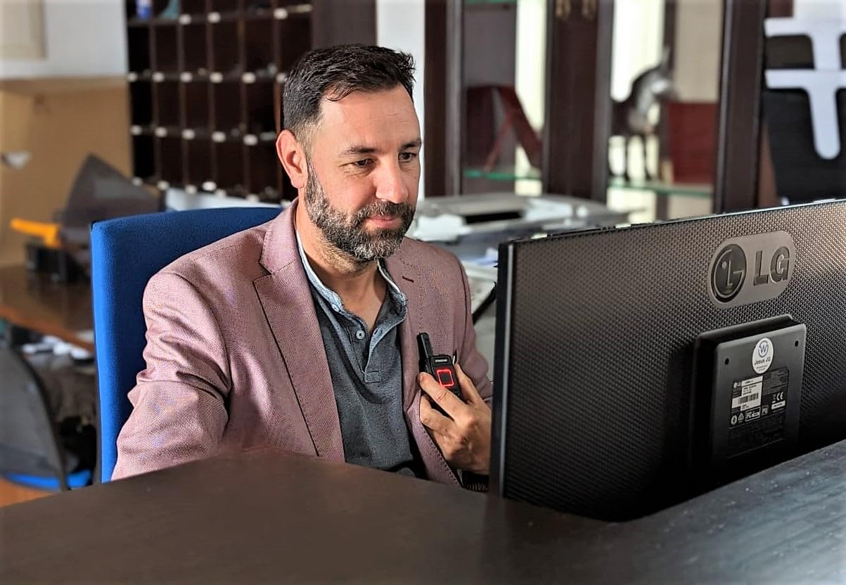Dynascan 2B Talkie-Walkie PMR446 Ultra-Compact et Discret – Usage Libre sans Licence, 16 Canaux, Fonction VOX, Recharge Micro-USB – Idéal Commerce, Restauration et Événementiel