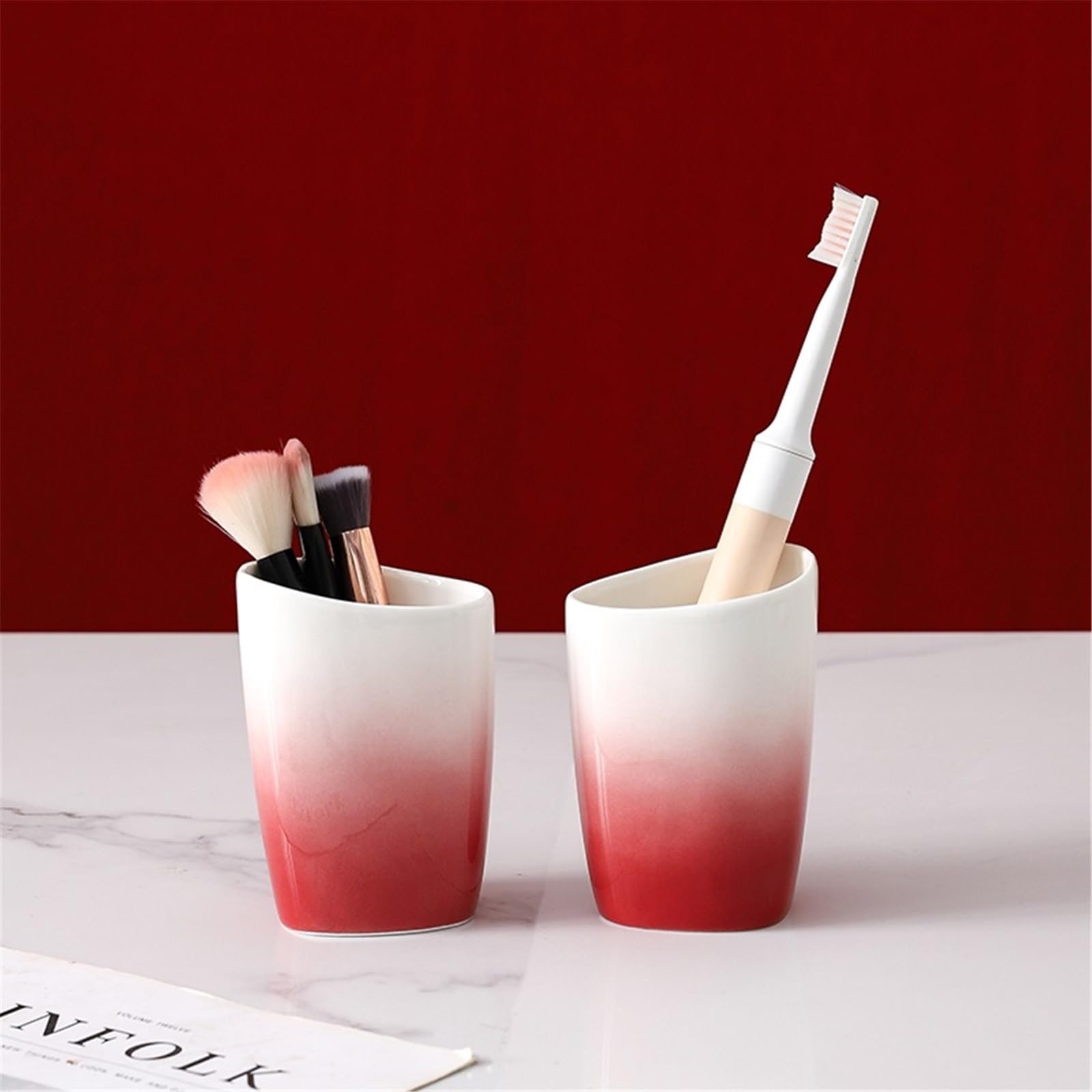 Zestaw kosmetyków łazienkowych 4 szt. zawiera: dozownik mydła w płynie, kubki do płukania ust, słoik do przechowywania i dozownik mydła do rąk