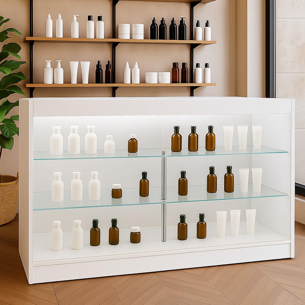 Comptoir de Vente en MDF Blanc LED Blancs Intégrés K1500 3 Étagères Portes Coulissantes Verouillables Rangement Commerciale Vitrine en Verre Acceuil Réception Bureau Vêtements Bijoux [2 Clés INCLUS]