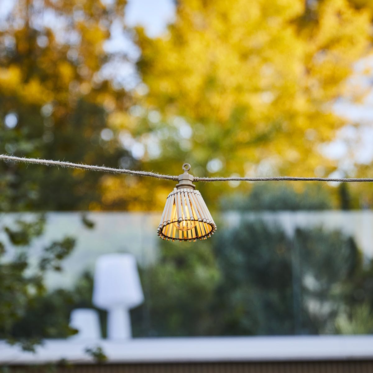 Zewnętrzny łańcuch świetlny 10 naturalnych abażurów z bambusa NATURA LIGHT HYBRID LED, ciepła biel, 8 m solarna i sieciowa