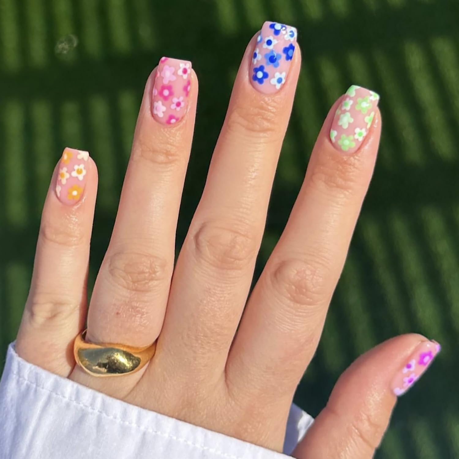 24Pcs Spring Summer Flower Press on Nails Short Square Fake Nails Colorful Flower False Nail Artificial Acrylic Nails Press ons Floral Nail Art Design