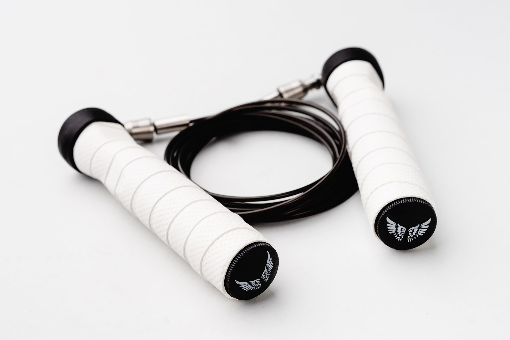 Corda per saltare di alta qualità: connessioni rapide con clip, cavo in acciaio rivestito in PVC regolabile, comode maniglie ergonomiche in schiuma bianca, per fitness, boxe, cardio, cross
