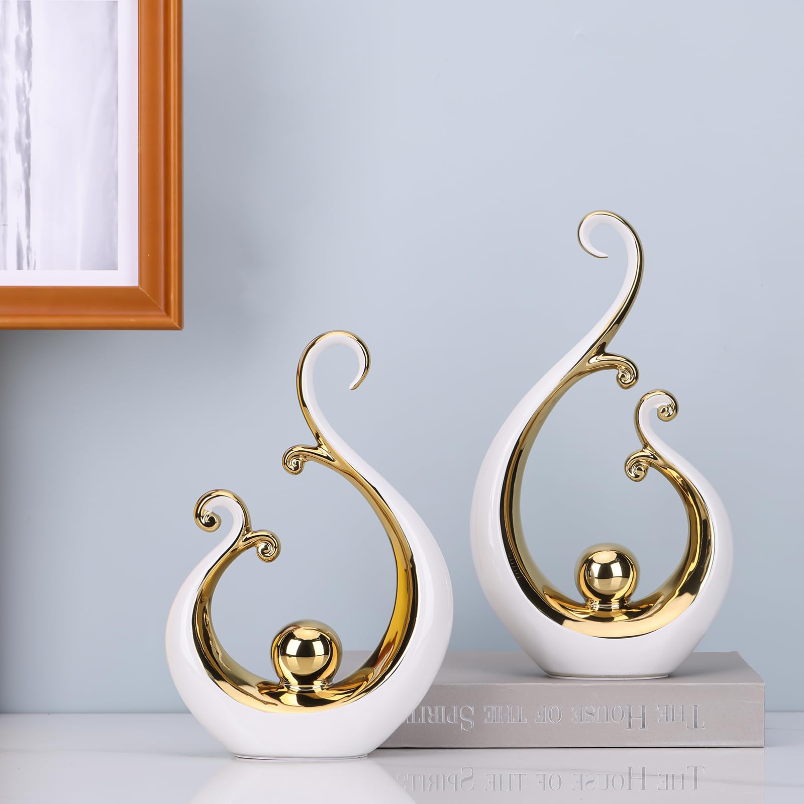 Statua in Ceramica Decorativa Bianca e Oro Lucido, Arte Moderna Astratta di Lusso per Centrotavola - Scaffali Bianchi e Oro per Libreria e Tavolo da Pranzo, Decorazione Versatile per Tavolino da Caffè