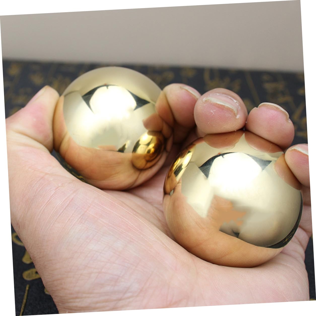 TOYANDONA Handmassagebälle aus Messing Glatte Tragbare Handübungsbälle für Senioren Hochwertiger Massageball zur Tiefengewebemassage und Muskelentspannung