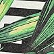 Schwarz-Weiß-Badematte und grüne Blätter