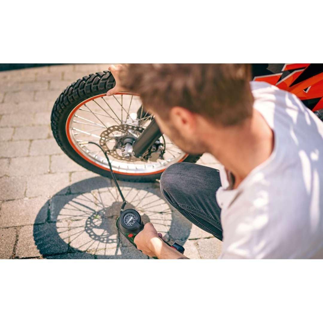Bosch bomba de aire y compresor de aire eléctrico UniversalPump 18V (sin batería, sistema de 18 voltios, para neumáticos de coche, motocicleta y bicicleta, 150 PSI, 10,3 bar, en caja)