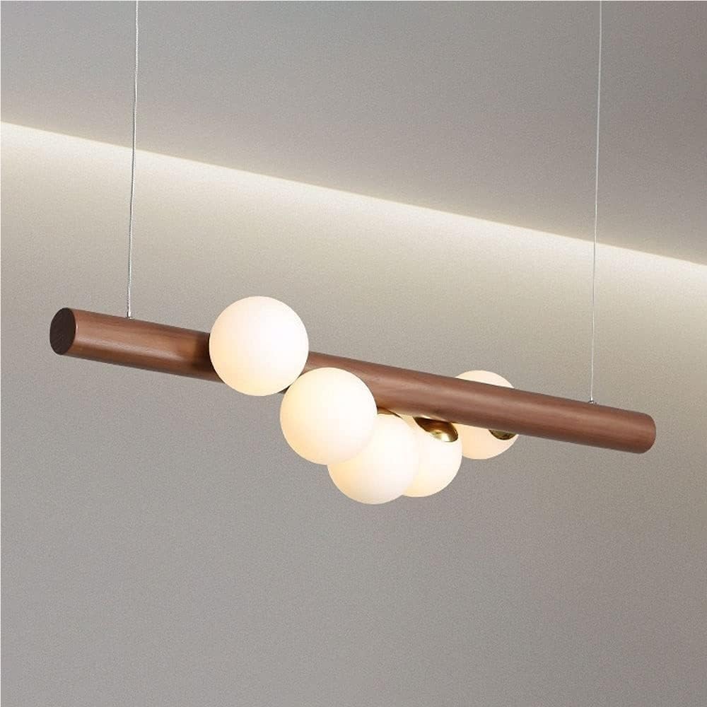 Lustre linéaire nordique bois pour éclairer un salon sombre avec douceur