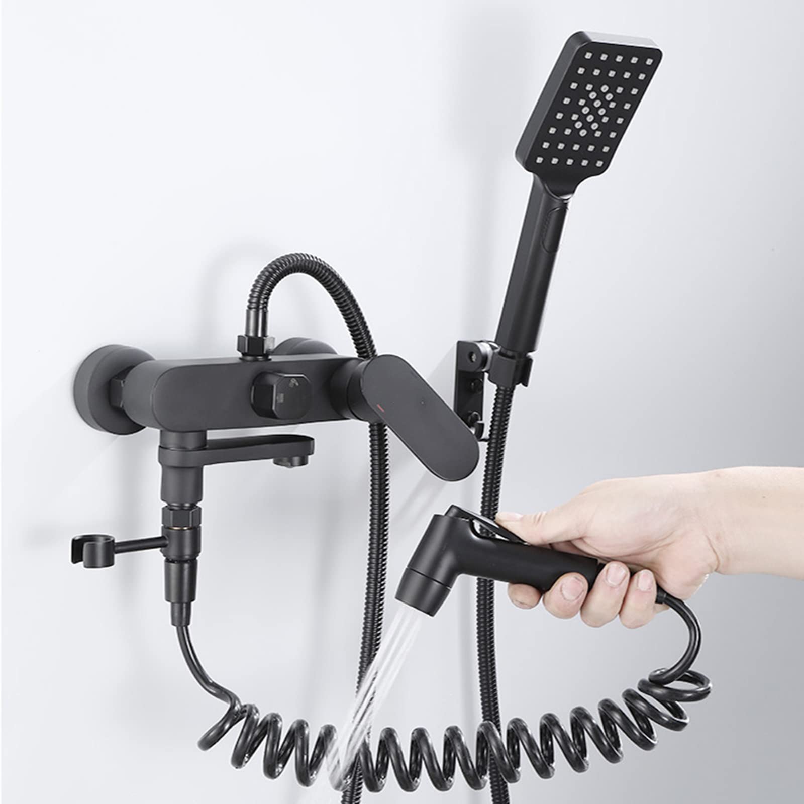 Robinet de baignoire noir avec douche et pistolet pour simplifier le bain des enfants