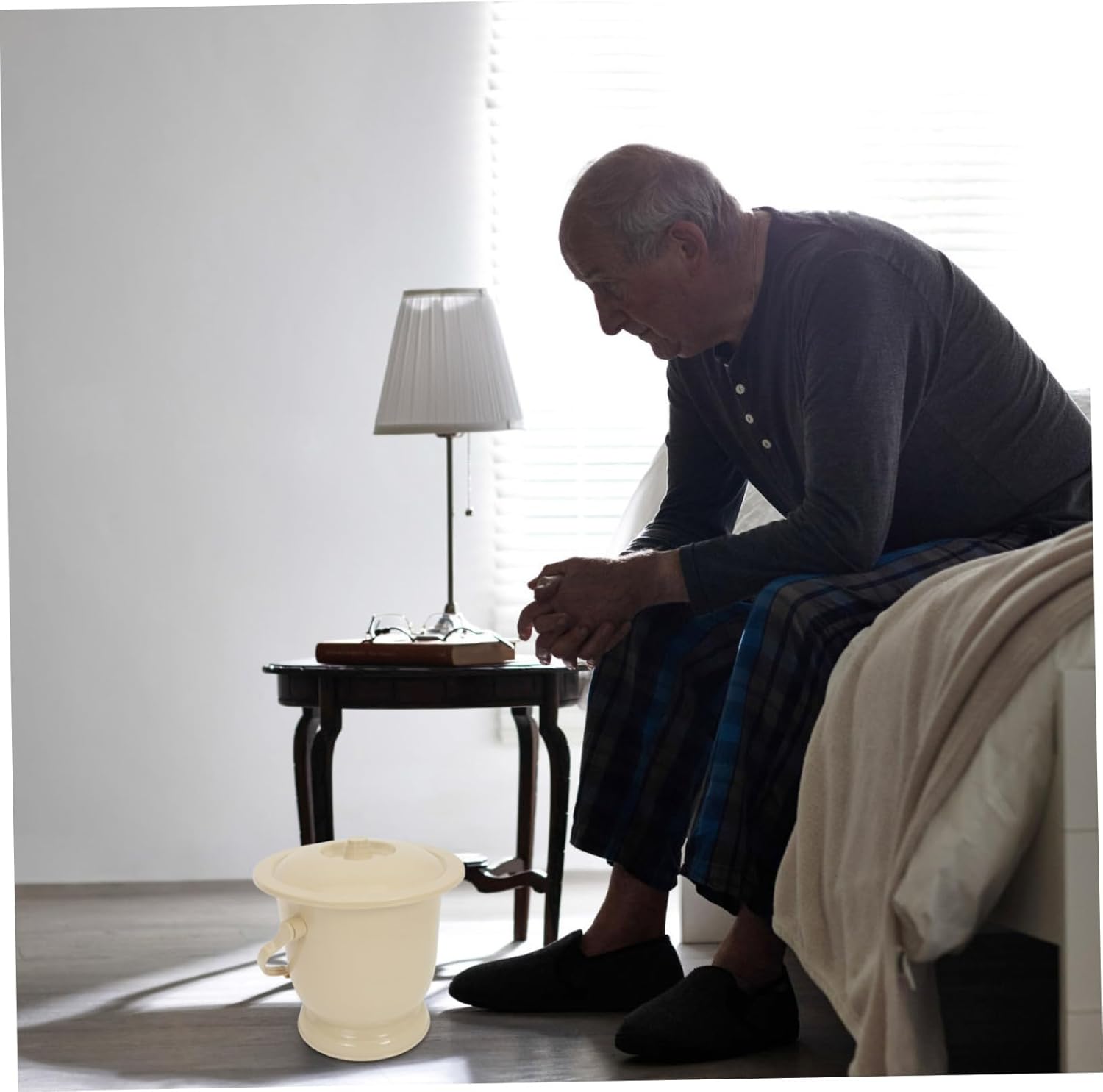 Portable Plastic Chamber Pot Urinal with Handle for Bedside Use High Capacity Unisex Potty for Pregnant Women Elderly Convenient Easy to Clean for Home and Travel